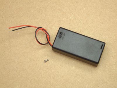 21007 Enclosed Battery box with wired in fly lead & ON/OFF switch. -for 2 AA size Batteries.