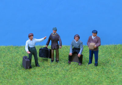 PDZ1 PD Marsh PD MARSH OO GAUGE PAINTED PEOPLE & LUGGAGE