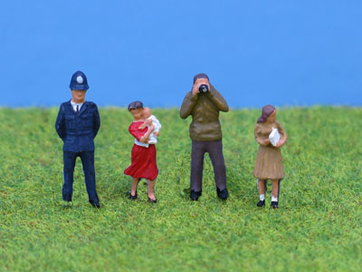 PDZ2 PD Marsh PD MARSH OO GAUGE PAINTED STANDING PEOPLE