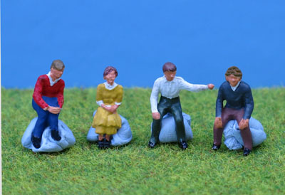 PDZ3 PD Marsh PD MARSH OO GAUGE PAINTED SITTING PEOPLE