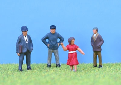 PDZ4 PD Marsh PD MARSH OO GAUGE PAINTED STANDING PEOPLE